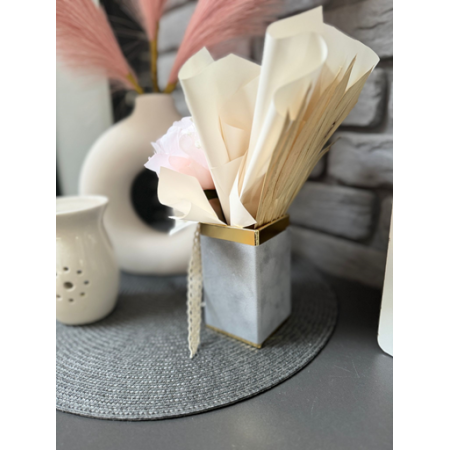 Mały welurowy flowerbox szary z peonią